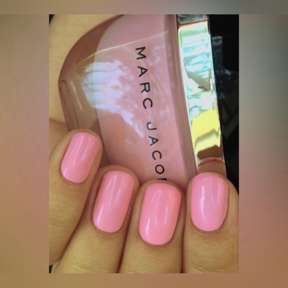 Marc Jacobs Beauty Enamored Hi-Shine Nail Lacquer in Daisy #208 - Peep